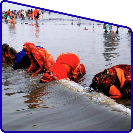 Tourists bath in Gangasagar